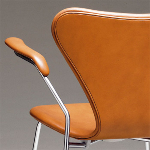 Modell 3207 VP Armlehnenstuhl der Serie 7 [Vollgepolstert] - Fritz Hansen - Arne Jacobsen Designerstuhl