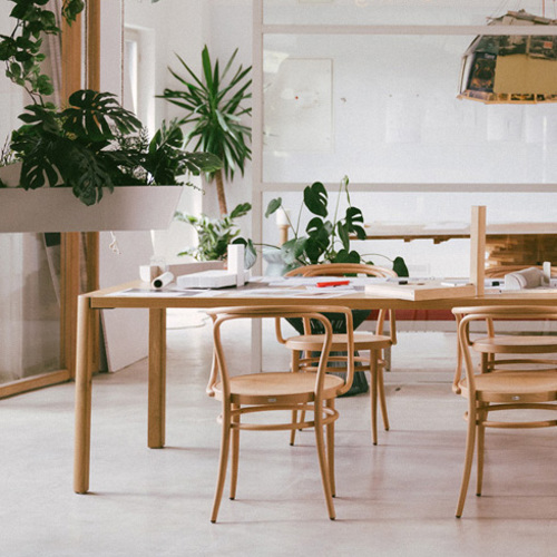 1140 Vierbeintisch aus Eiche - Thonet 1140 - Prof. Werner Aisslinger