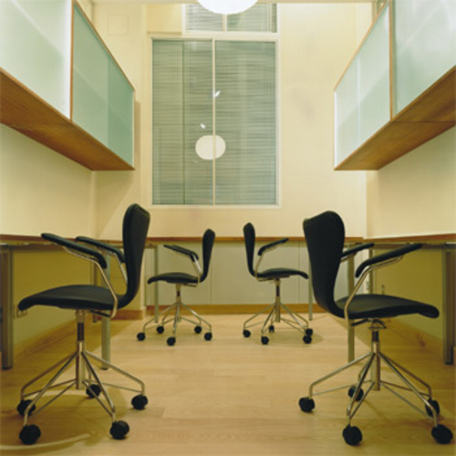 3217 Modell Serie 7 Armlehnenstuhl mit Rollen - Fritz Hansen - Arne Jacobsen